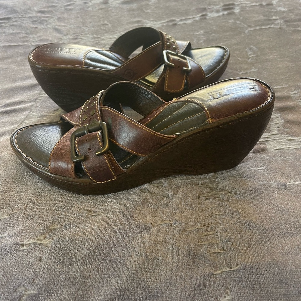 Born Leather Wedge Sandals Brown Studded Buckle Comfort Slide Women’s Size 5.5–6 - Picture 3 of 4